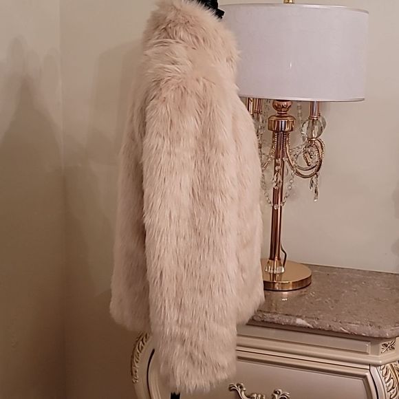 Plush Faux Fur Jacket - Picture 4 of 14